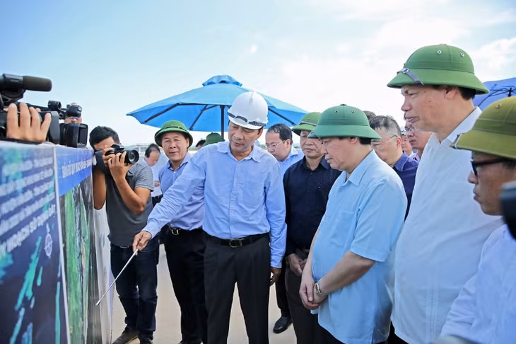 Phó Thủ tướng Chính phủ Vương Đình Huệ nghe lãnh đạo tỈnh báo cáo tiến độ dự án Cảng hàng không quốc tế Vân Đồn