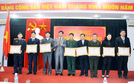 Lãnh đạo TP Móng Cái khen thưởng các tập thể, cá nhân có thành tích xuất sắc trong phong trào thi đua năm 2013.