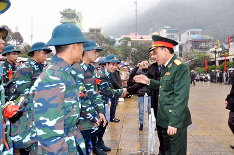 Lãnh đạo Bộ CHQS tỉnh, Ban CHQS TP Hạ Long động viên các tân binh TP Hạ Long lên đường nhập ngũ.