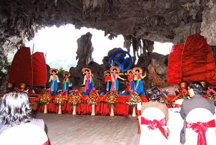 Biểu diễn văn nghệ tại Hang Trống trên vịnh Hạ Long. (Ảnh minh họa)
