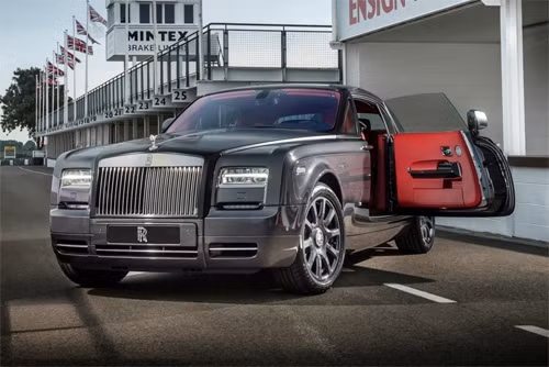 Bespoke Chicane Coupe với nguồn cảm hứng từ người quản lý thương hiệu Rolls-Royce tại Dubai, Mohammed El-Arishy. Nắp ca-pô và kính chắn gió được bao phủ lớp sơn màu đen và phần còn lại của chiếc xe với màu sơn Gunmetal. Lần đầu tiên, một chiếc Rolls-Royce với bộ vành hợp kim được sơn cùng màu sơn xe.