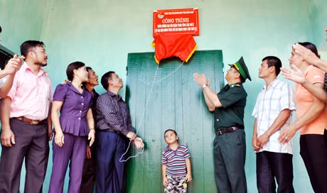 Các đồng chí lãnh đạo MTTQ tỉnh - Ban Dân vận Tỉnh uỷ và BĐBP tỉnh bàn giao nhà cho gia đình Hoàng Văn Hiển và chị Nguyễn Thị Cảnh tại đảo Trần (Cô Tô).