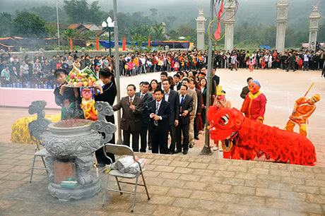 Lãnh đạo huyện Ba Chẽ tổ chức nghi lễ dâng hương.