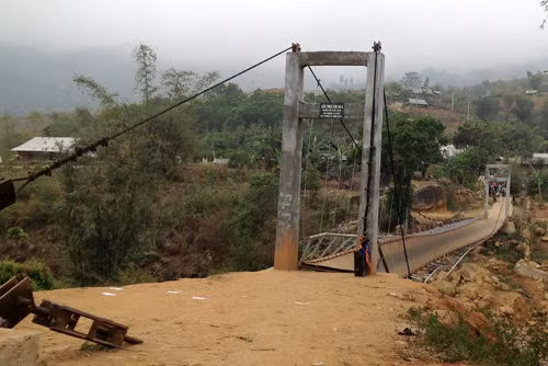 Cây cầu bị tuột ốc neo và văng dây cáp, nghiêng hẳn sang một bên. Ảnh: Sơn Thủy