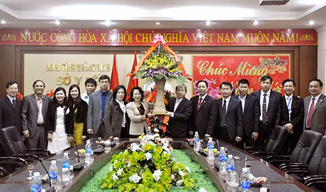 Phó Chủ tịch UBND tỉnh tặng hoa chúc mừng các cán bộ, nhân viên Sở Y tế nhân ngày Thầy thuốc Việt Nam 27-2.