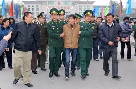 Lực lượng Biên phòng, Công an Việt Nam dẫn giải đối tượng Trương Văn Hà về Việt Nam.