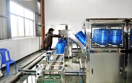 Sản xuất nước uống tinh khiết tại Công ty CP Tập đoàn Đông Hải (TP Móng Cái).