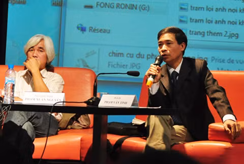 PGS-TS Phạm Văn Tình trong buổi hội thảo về Ngôn ngữ thời @