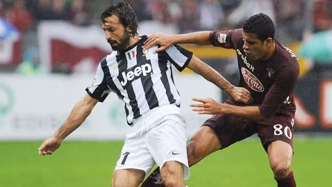 Pirlo (áo sọc) và Juve sẽ thắng, nhưng chắc chắn đó là trận đấu trầy trật trước Torino