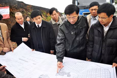 Đồng chí Nguyễn Văn Đọc, Chủ tịch UBND tỉnh kiểm tra tiến độ xây dựng Trung tâm