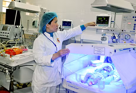 Chiếu đèn điều trị vàng da cho trẻ tại Khoa Sơ sinh, Bệnh viện Việt Nam - Thụy Điển Uông Bí.