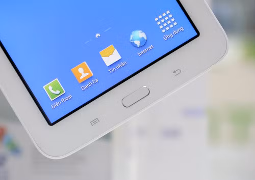 Các phím cảm ứng và phím Home ở trung tâm kế thừa thiết kế từ dòng smartphone Galaxy và Note.