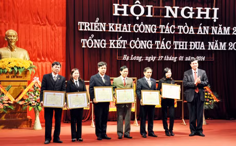 Đồng chí Nguyễn Đức Long, Phó Bí thư Tỉnh uỷ, Chủ tịch HĐND tỉnh tặng Bằng khen của UBND tỉnh cho các tập thể, cá nhân có thành tích xuất sắc trong ngành TAND tỉnh.