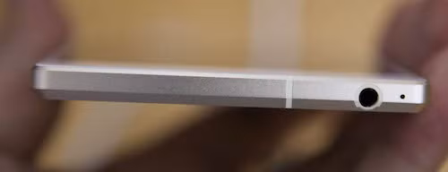 Giắc cắm tai nghe và micro ở phía dưới.