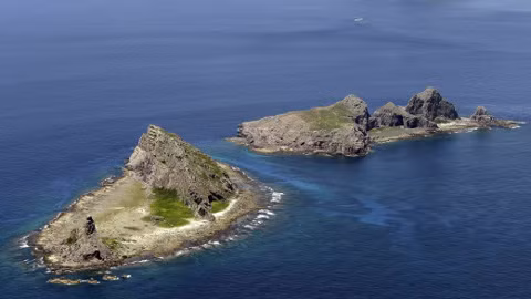 Senkaku/Điếu Ngư cũng được ghi vào trong sách giáo khoa của Nhật (Ảnh: Kyodo)