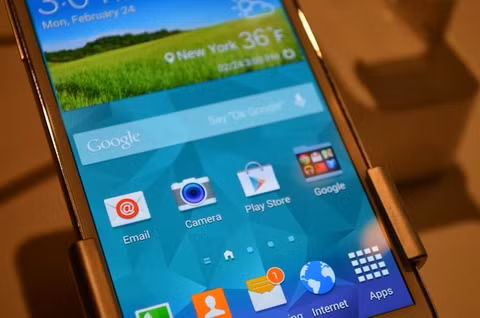 Giao diện Galaxy S5 được cải thiện bóng bẩy hơn trước.