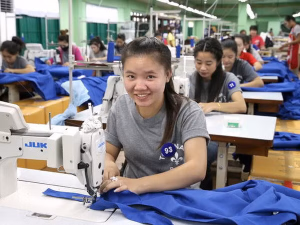 Công nhân Lào làm việc trong một nhà máy may có vốn đầu tư của Nhật Bản ở Vientiane. (Nguồn: asia.nikkei.com)