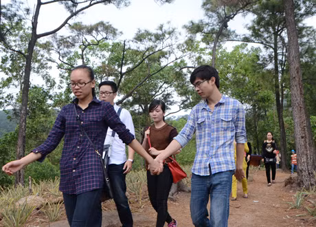 Du khách hành hương lên chùa Lôi Âm.