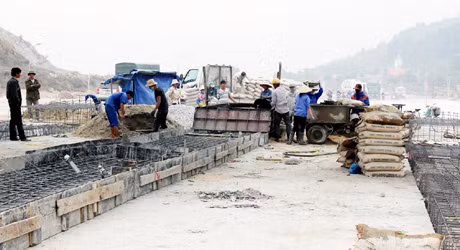 Bên cạnh việc đẩy nhanh tiến độ dự án, chủ đầu tư cần quan tâm hơn đến quyết toán vốn khi dự án đã hoàn thành. Ảnh: Thi công dự án quốc lộ 18A doạn qua TP Hạ Long. (ảnh có tính chất minh hoạ).