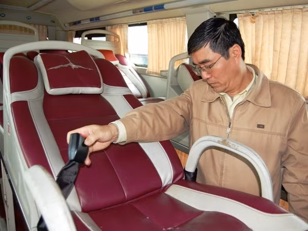 Thanh tra Bộ GTVT kiểm xe dây an toàn cho hành khách đi xe gường nằm. (Ảnh: Việt Hùng/Vietnam+)