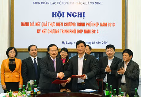 Lãnh đạo Báo Quảng Ninh và LĐLĐ tỉnh ký kết chương trình phối hợp năm 2014.