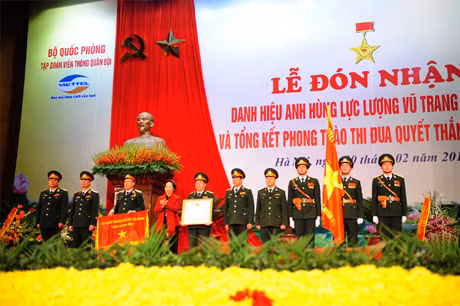 Đồng chí Nguyễn Thị Doan, Ủy viên Trung ương Đảng, Phó Chủ tịch nước trao 
