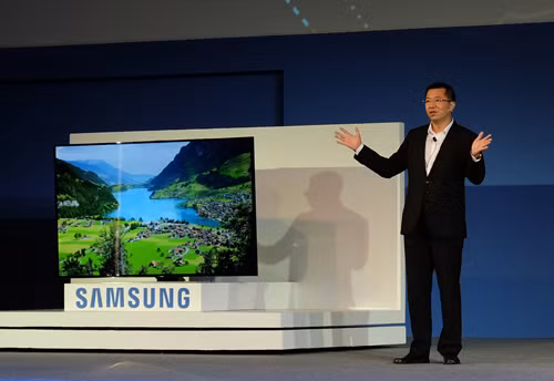 Samsung là nhà sản xuất đầu tiên trên thế giới tung ra TV màn hình cong độ phân giải cao UHD (4K) với kích thước lên tới 105 inch.