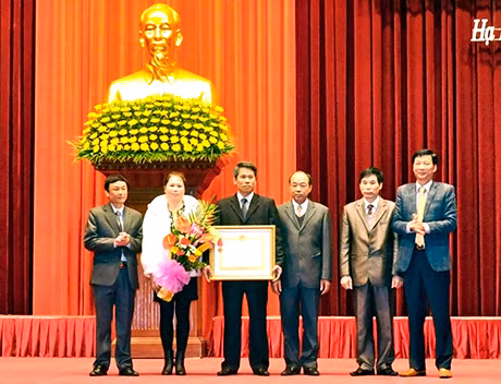 Thừa ủy quyền của Chủ tịch nước, đồng chí Vũ Thị Thu Thủy, Phó Chủ tịch UBND tỉnh trao tặng Huân chương Lao động hạng Ba cho 4 tập thể và cá nhân có thành tích xuất sắc.