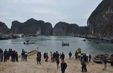 Ảnh 5: Điểm diễn ra cuộc đua là trước cửa đền, dài khoảng 400m, các đội sẽ đua 2 vòng, đội về nhất sẽ thắng.