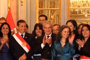 Tổng thống Ollanta Humala, Thủ tướng Cesar Villanueva Arevalo (giữa) và các thành viên Nội các mới sau lễ tuyên thệ nhậm chức ở thủ đô Lima ngày 31/10/2013. (Ảnh: THX/TTXVN)