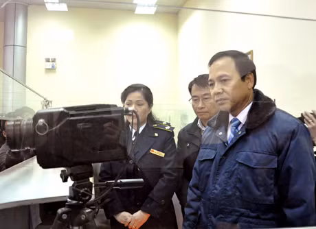 Đồng chí Đặng Huy Hậu, Phó Chủ tịch UBND tỉnh kiểm tra máy đo thân nhiệt tại cửa khẩu Quốc tế Móng Cái.