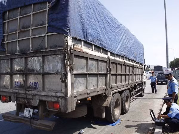 Lực lượng Thanh giao thông Vận tải kiểm tra tải trọng xe chở hàng trên đường. (Ảnh: TTXVN)