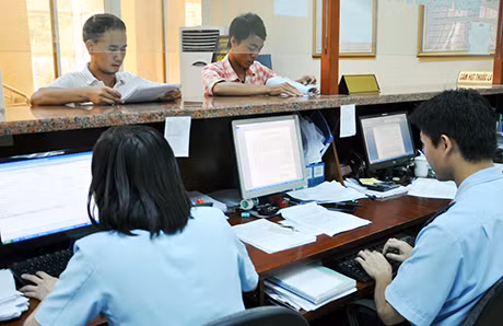 Lực lượng Hải quan thực hiện kiểm tra hàng hóa tại cửa khẩu Móng Cái