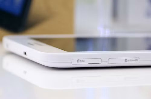 Khay cắm SIM 3G (ở phiên bản T111) nằm ngay sát khay cắm thẻ nhớ ở cạnh trái.