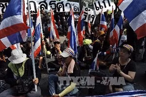 Người biểu tình chống chính phủ tuần hành bên ngoài trụ sở cảnh sát quốc gia tại Bangkok ngày 26/2. (Nguồn: AFP/TTXVN)