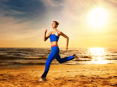 Vận động dưới ánh sáng mặt trời có thể giúp giảm chứng tăng huyết áp - Ảnh: Shutterstock
