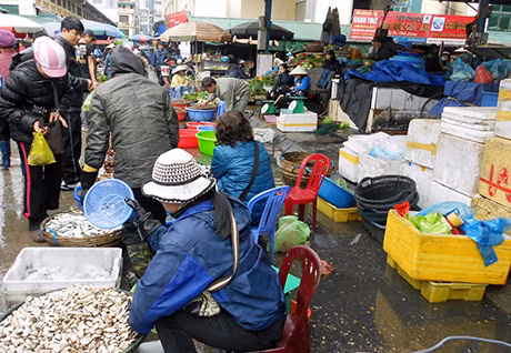 Hải sản, gia cầm... là những mặt hàng có nguy cơ bị cân “điêu” nhiều nhất. (Trong ảnh: Khu vực bán hàng hải sản tại chợ Hạ Long I, TP Hạ Long - Ảnh mang tính chất minh hoạ).
