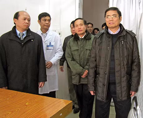 Đồng chí Bí thư Tỉnh uỷ Phạm Minh Chính kiểm tra cơ sở vật chất của Bệnh viện Đa khoa TX Quảng Yên.