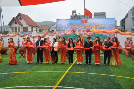 Các đại biểu cắt băng khánh thành Khu vui chơi thể thao