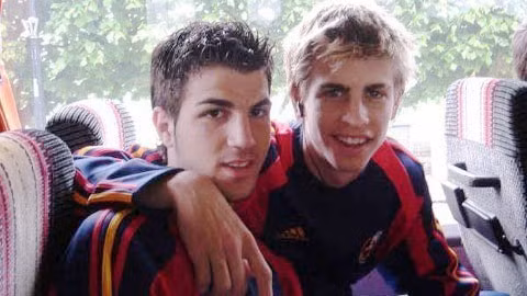 Pique (phải) và Fabregas khi còn chưa rời lò La Masia