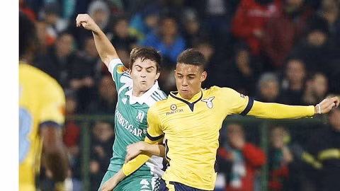 Lazio (phải) cay đắng rời cuộc chơi do những sai lầm cá nhân