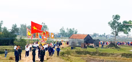 Đám rước thần lên đình Vạn Ninh của thôn Nam.