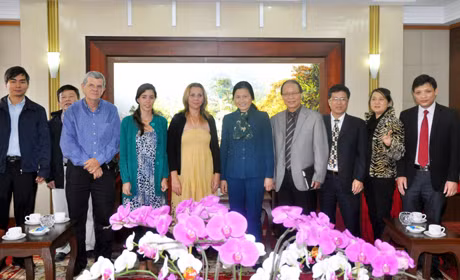 Đồng chí Đỗ Thị Hoàng, Phó Bí thư Thường trực Tỉnh ủy chụp ảnh lưu niệm với Đoàn chuyên gia Viện quy hoạch vật thể Cu Ba
