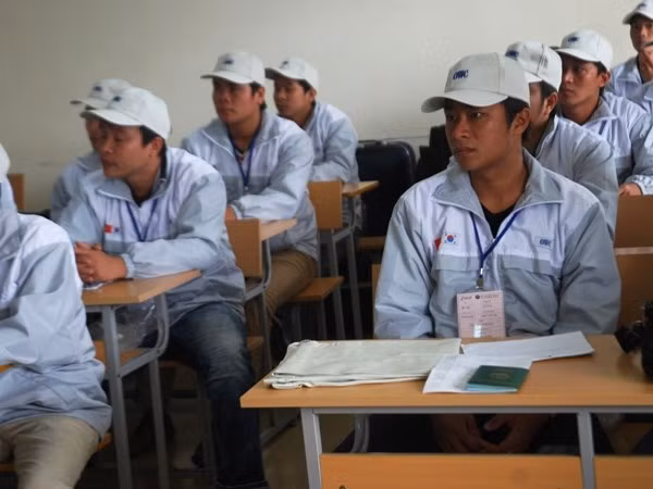 Lao động đang chờ làm thủ tục sang Hàn Quốc. (Ảnh: Hồng Kiều/Vietnam+)