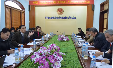 Quang cảnh buổi làm việc của Thường trực HĐND tỉnh với huyện Vân Đồn