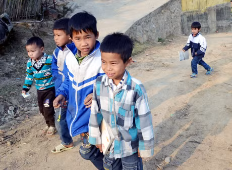 Trẻ em bản “Truồng” đến trường không còn phải bì bõm lội suối như cha ông chúng nữa.