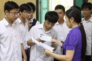 Thí sinh làm thủ tục dự thi tốt nghiệp trung học phổ thông. (Ảnh: Minh Quyết/TTXVN)