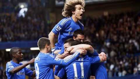 Luiz (trên) muốn tập trung thi đấu tại Chelsea để giữ phong độ cho World Cup 2014