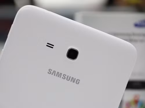 Camera 2 megapixel ở mặt lưng cùng với loa ngoài.