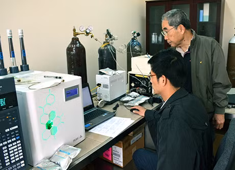 Công việc hàng ngày của Tiến sĩ Isei Takehiro ở Trung tâm An toàn mỏ là nghiên cứu tài liệu và hiệu chỉnh các thiết bị.